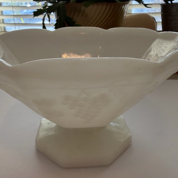 Vintage Anchor Hocking Harvest Grape Milk Glass Pedestal Fruit Bowl - Picture 4 of 9
